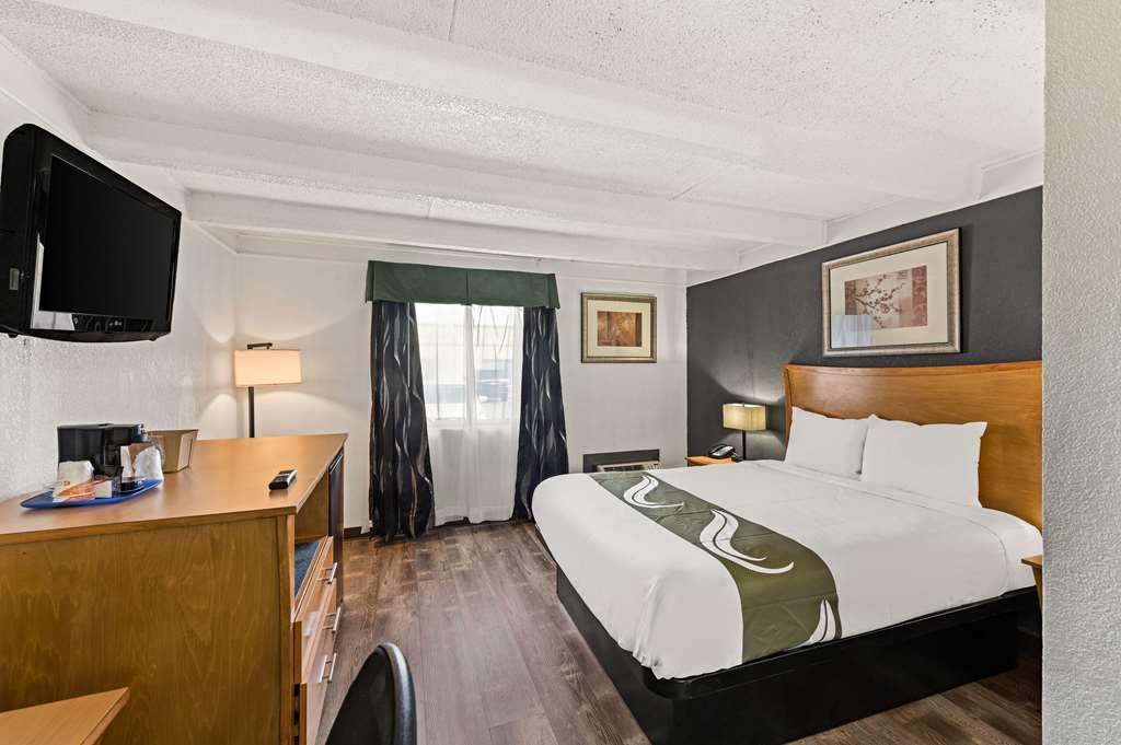 Quality Inn & Suites Near I-480 And I-29 Council Bluffs Pokoj fotografie